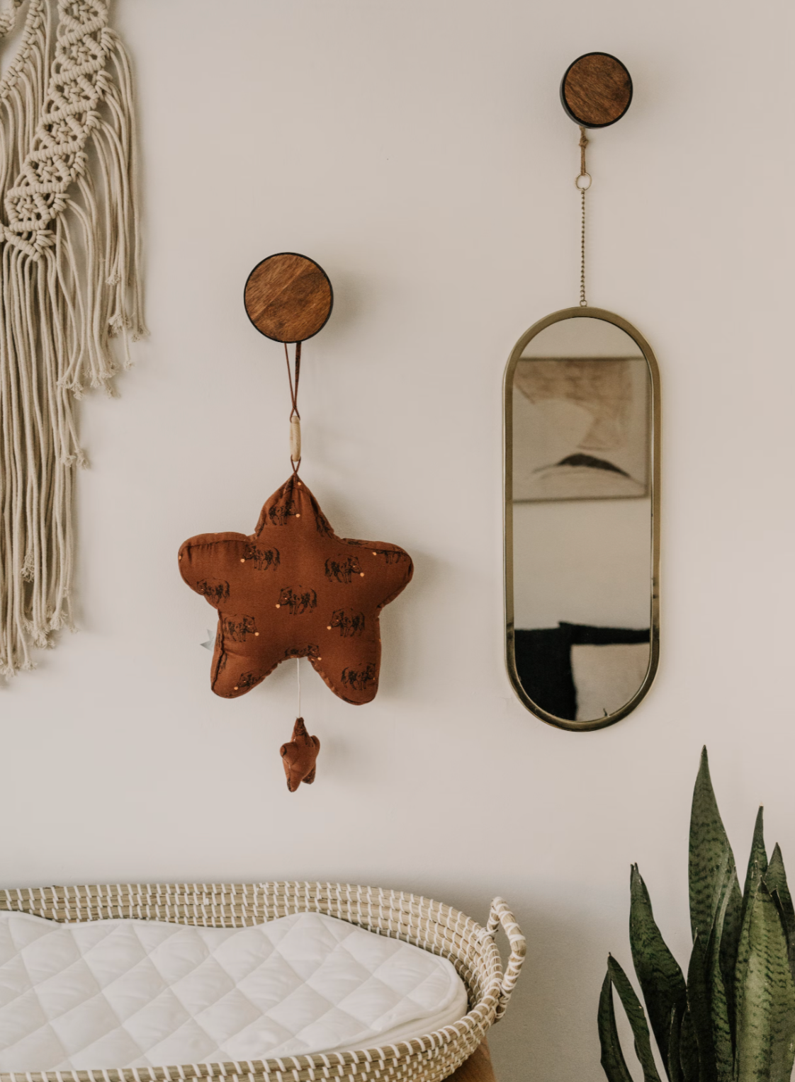 How to decorate nursery wall