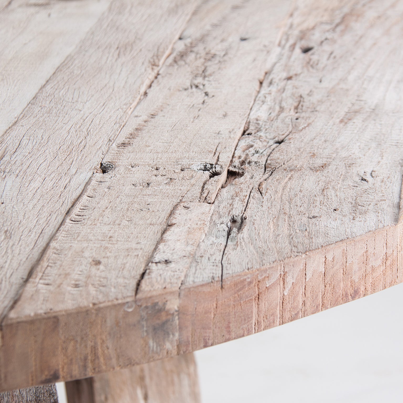 HASSI DINING TABLE