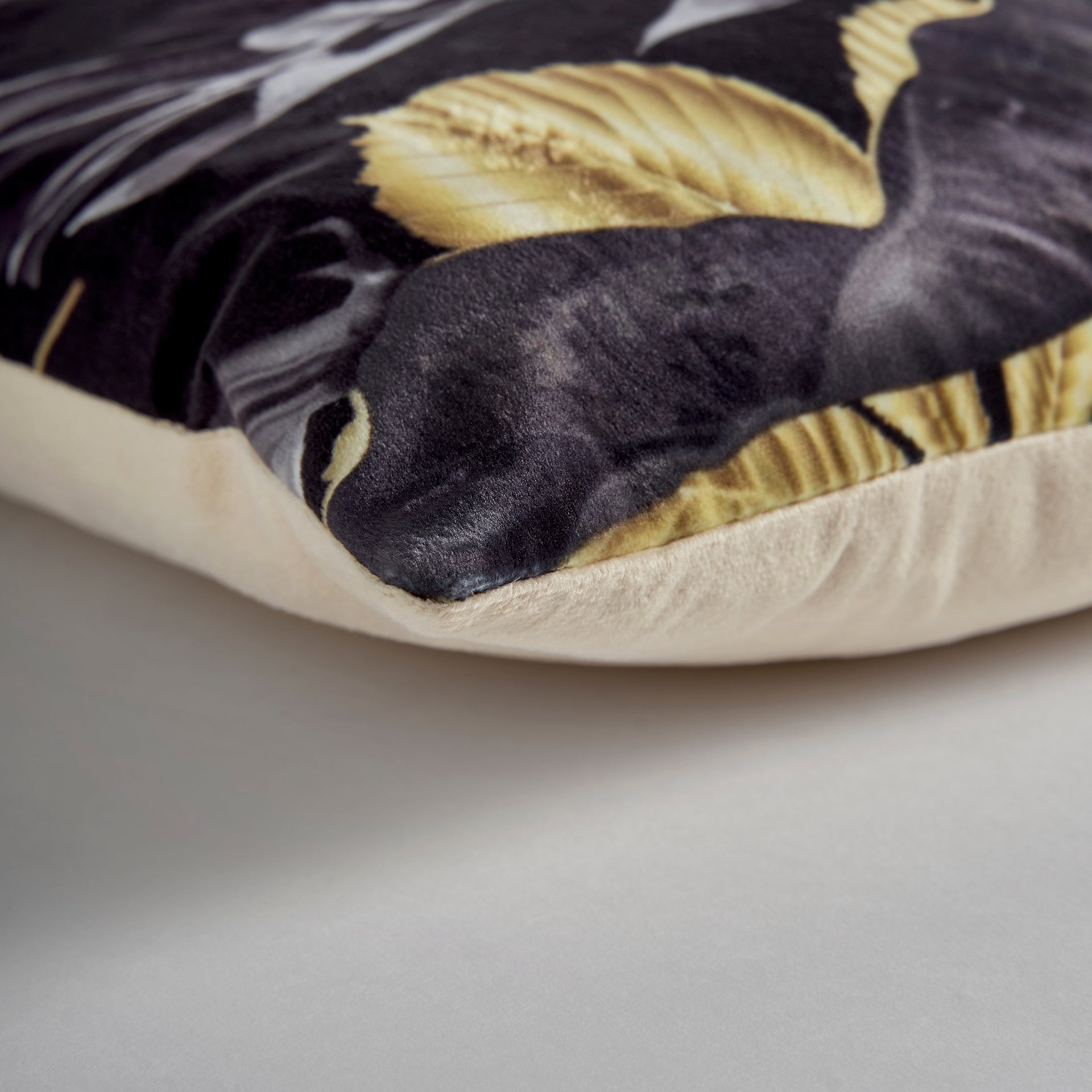 ARSEN CUSHION
