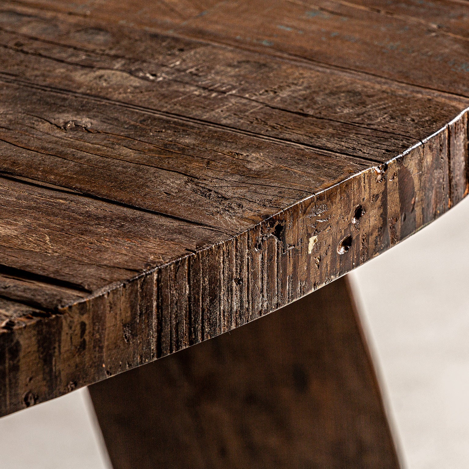 HASSI DINING TABLE