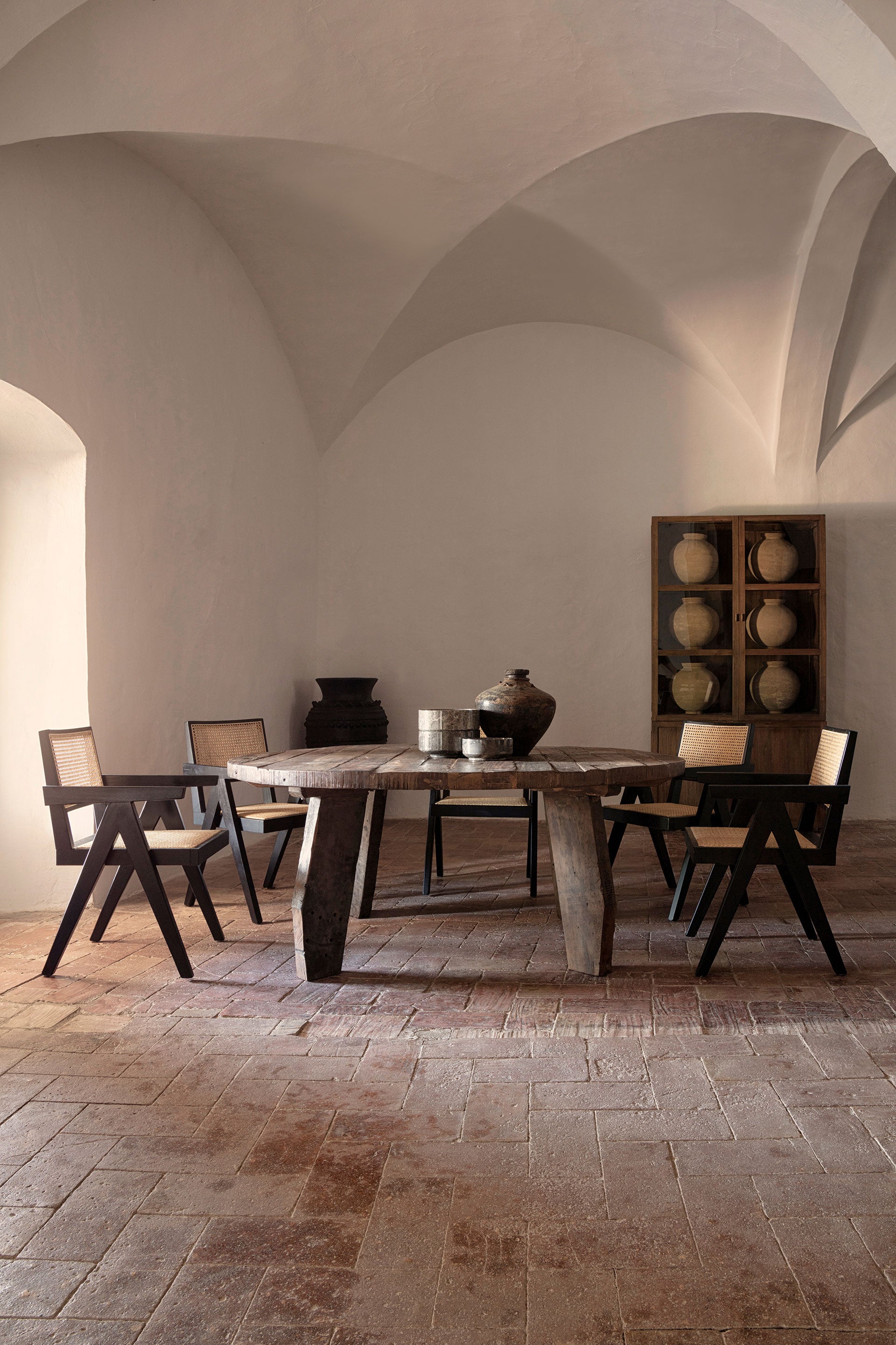 HASSI DINING TABLE