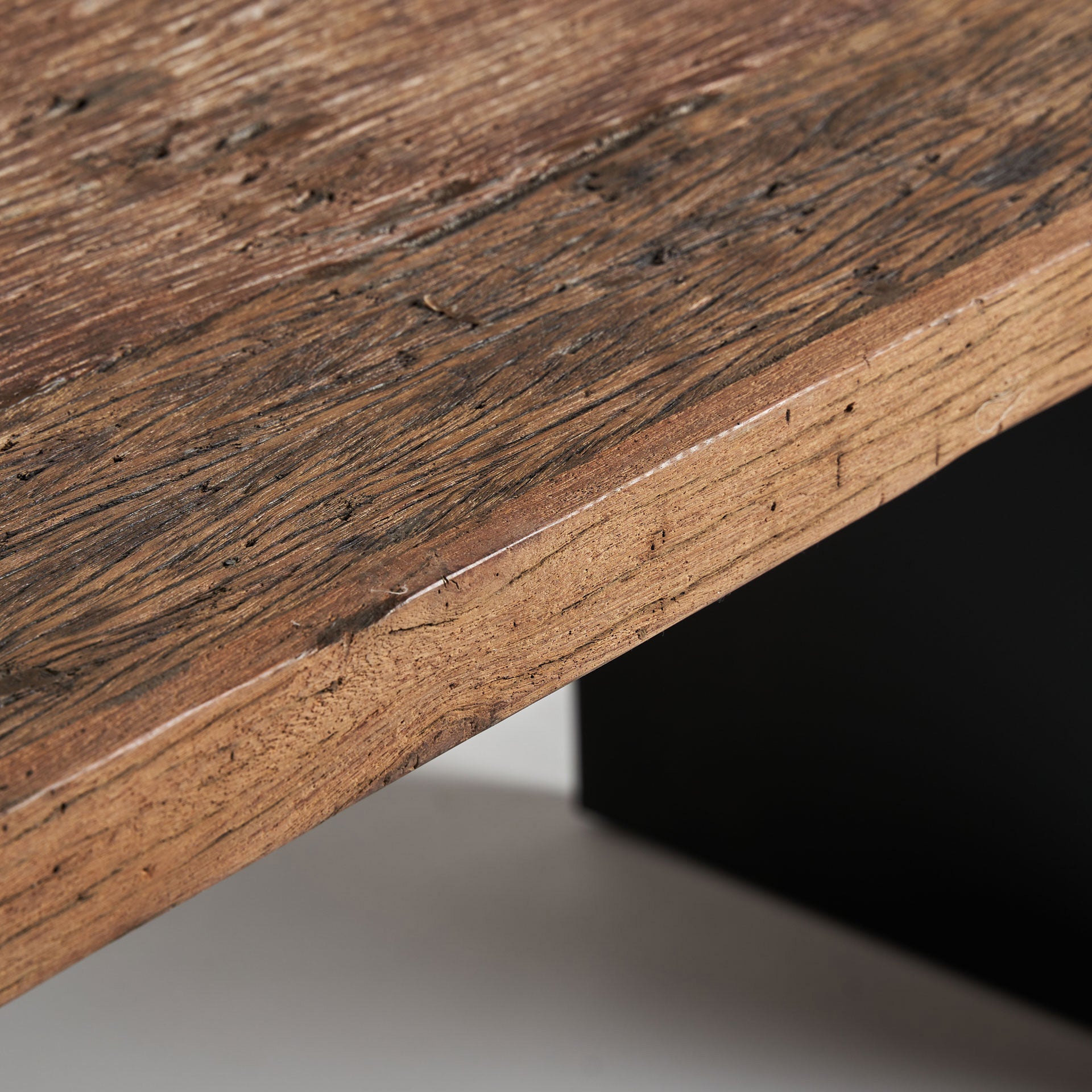 UZOR DINING TABLE