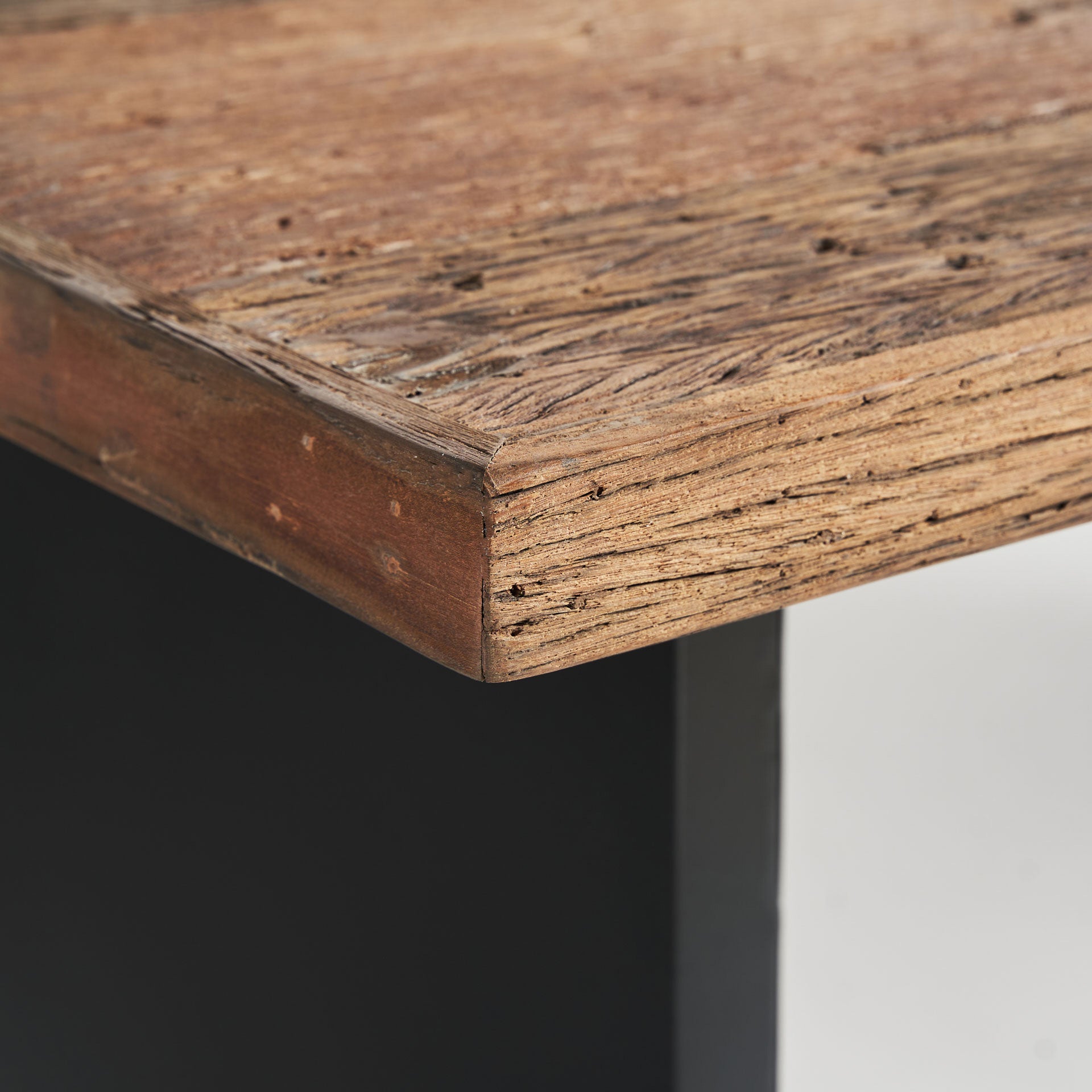 UZOR DINING TABLE