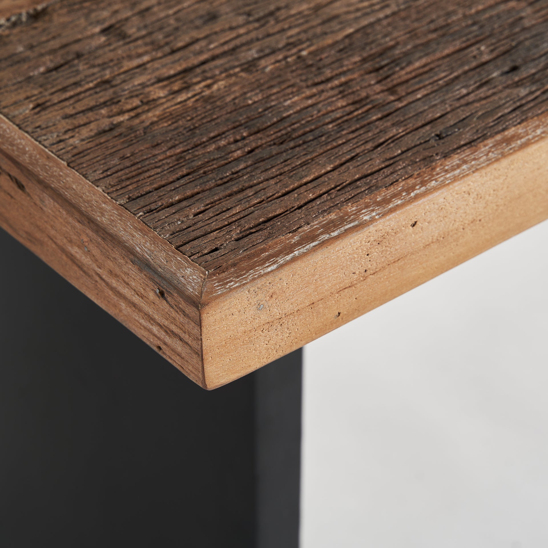 UZOR DINING TABLE