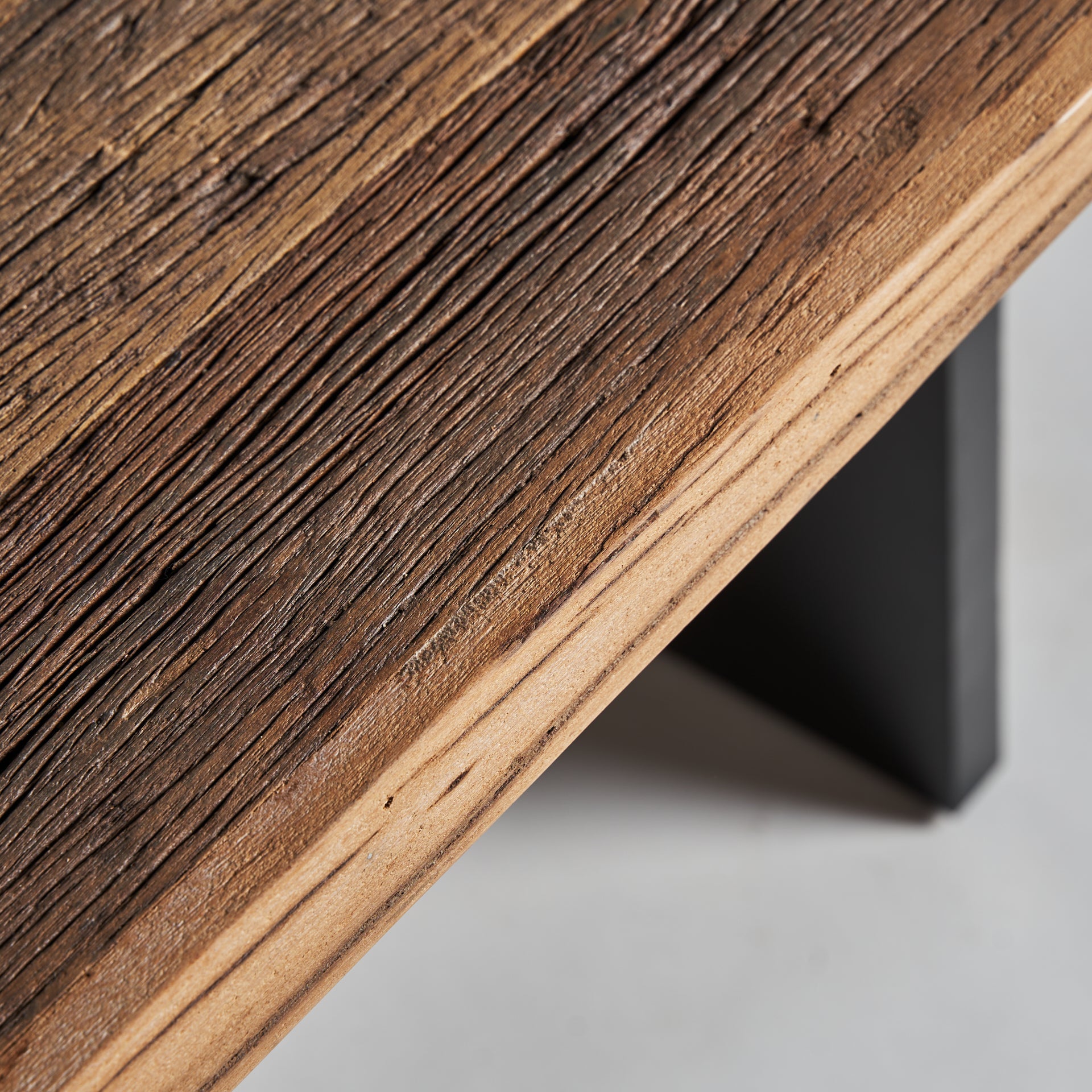 UZOR DINING TABLE