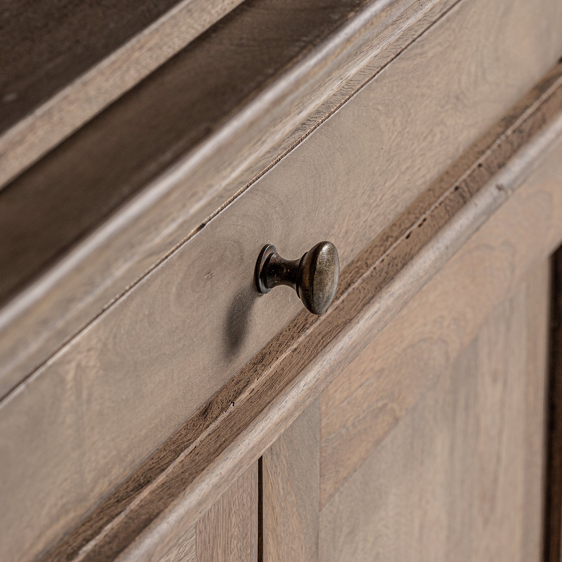 MANDERN BOOKCASE