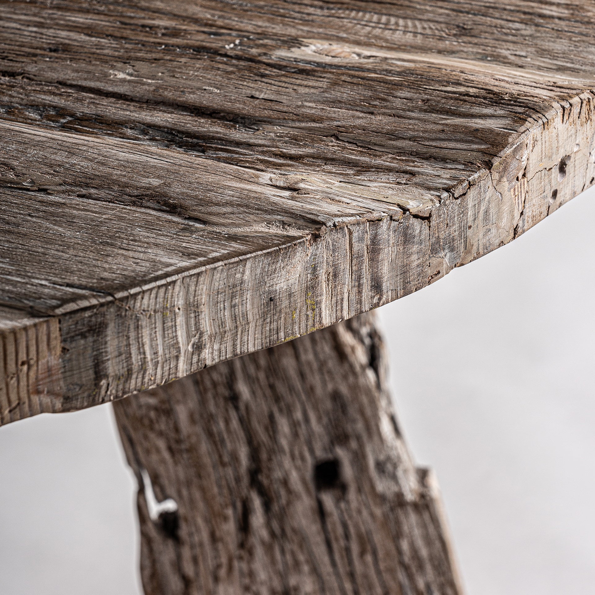 HASSI DINING TABLE