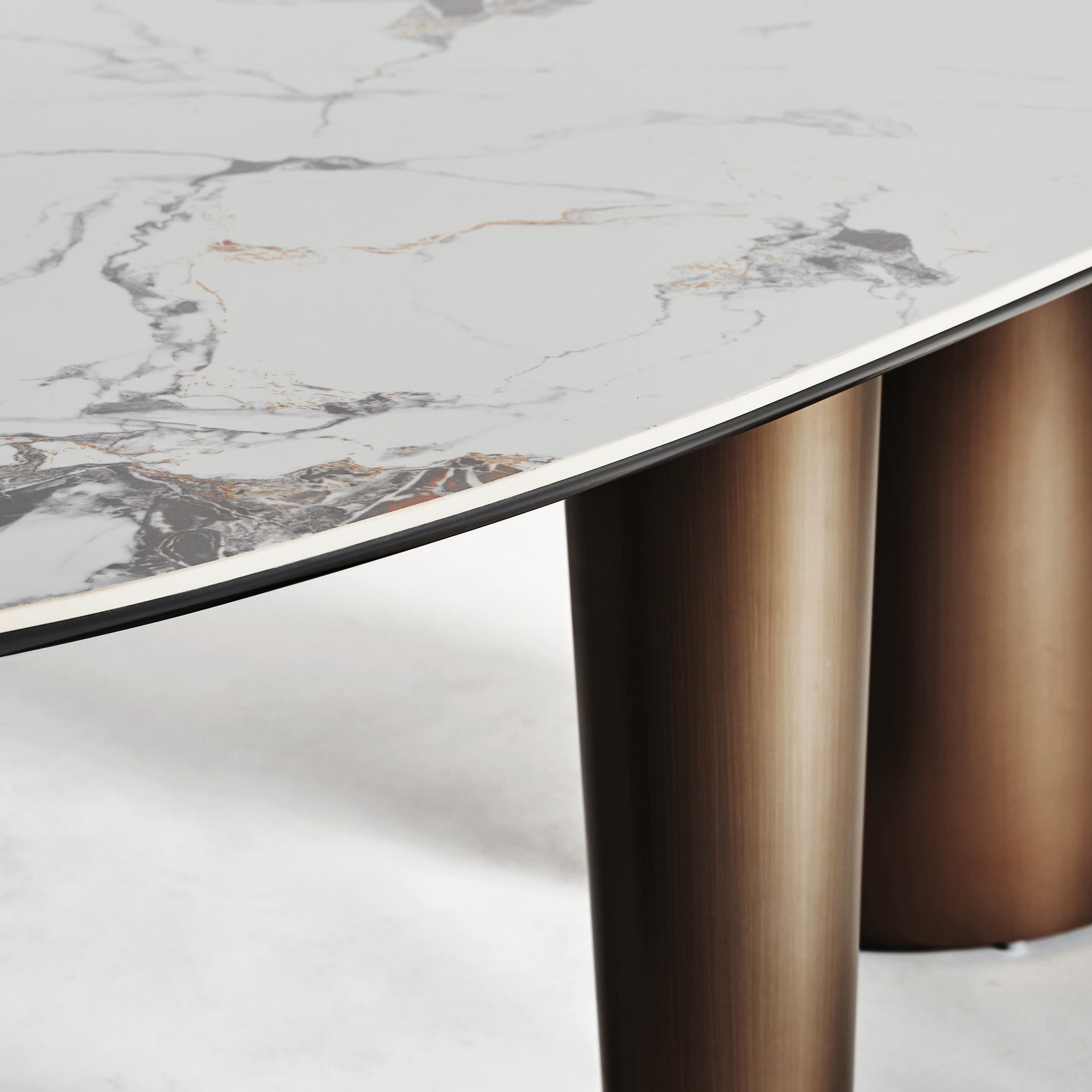 LAGGAN DINING TABLE