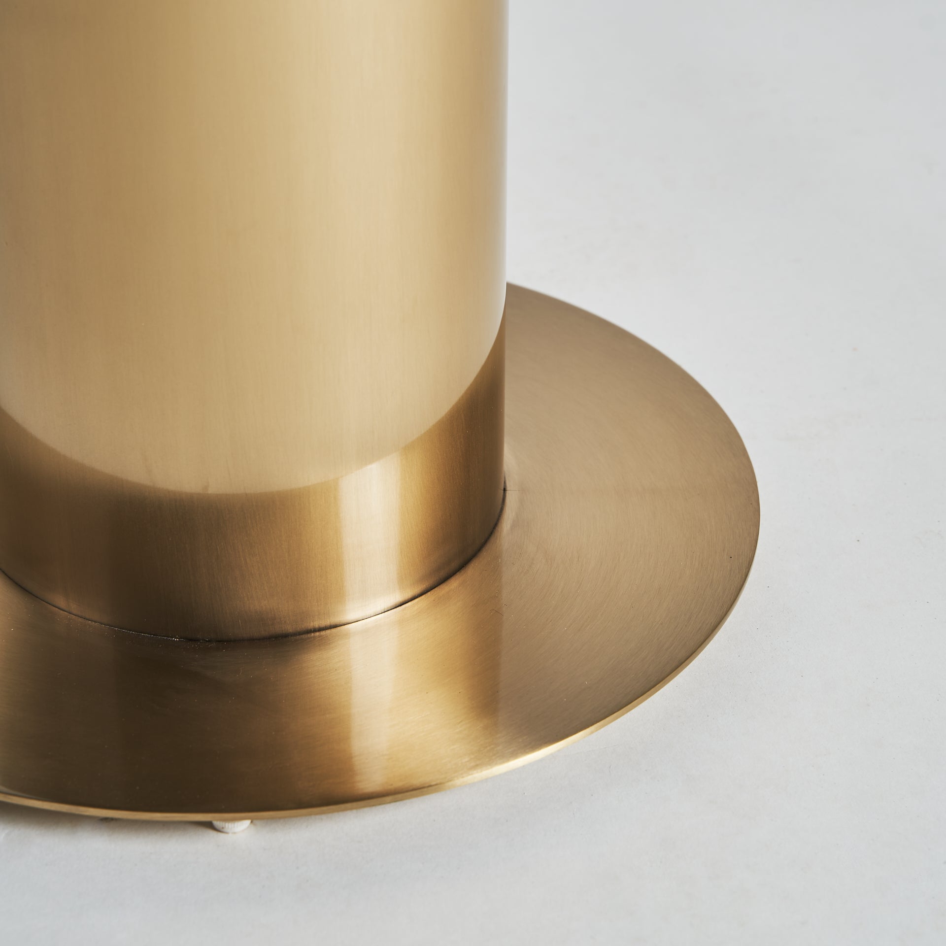 Guldkant Art Deco Bar Table - White Steel & Gold Porcelain Tile