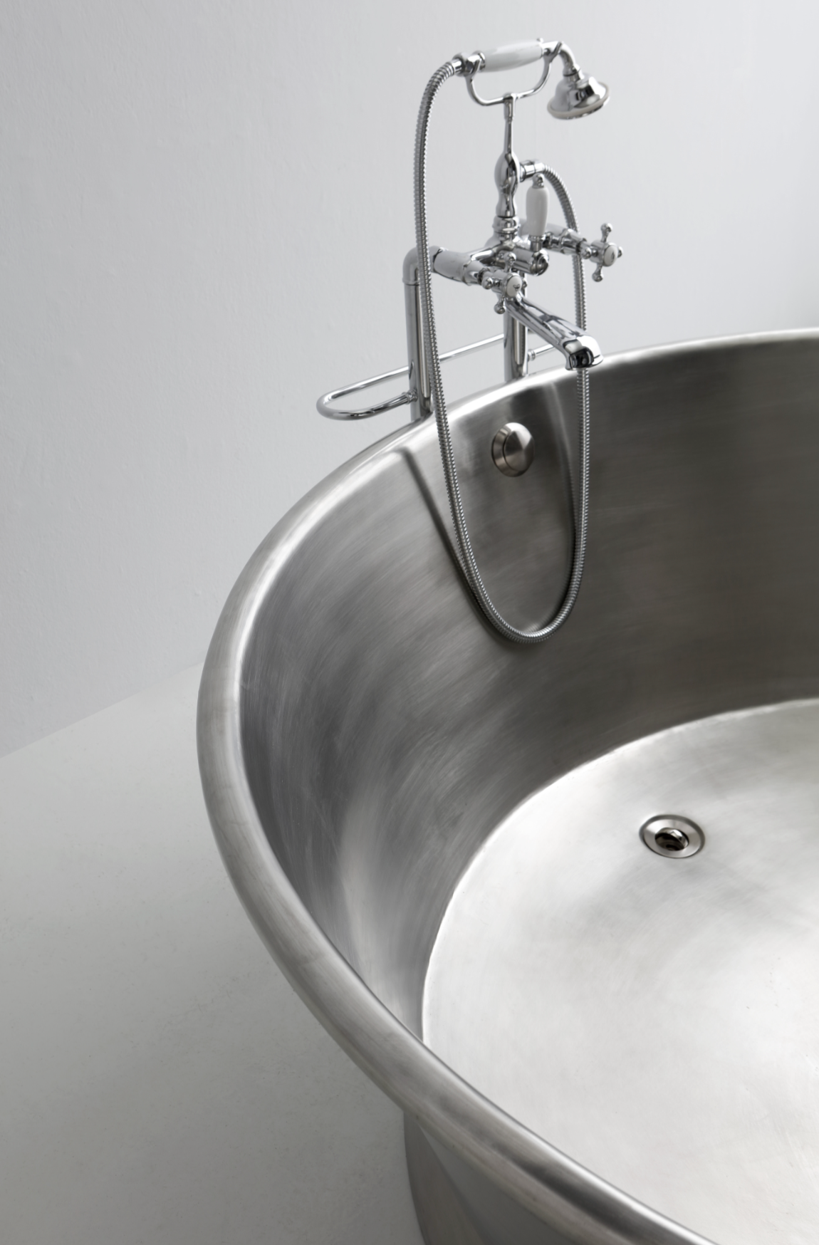 Circle Brushed Copper Bathtub